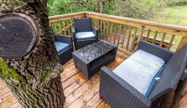 Tree house w/private hot tub on an urban farm! just 10 minutes from downtown!