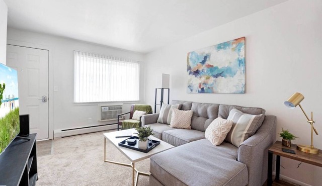Two bedroom apartment - close to Wyandotte, Detroit, and several local parks