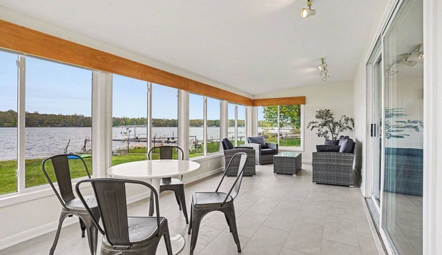 Updated Lakefront House-Sand Bottom-Private Dock-Kayaks&SUPs-Bonfires! Sleeps 10