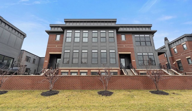 Upscale 3BR Townhome – Walk to Shops & The Monon!