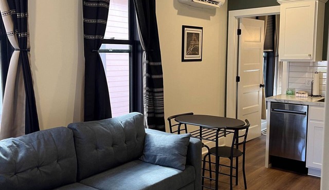 Urban Queen Apartment at The Victorian, Indoor Fireplace + Washer/Dryer