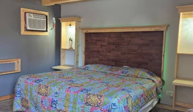 Value-Friendly Room w/Free Parking Perfect for Road Trips | Close to O’Hare in Des Plaines