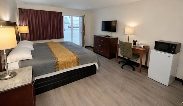Value King Room | Free Onsite Parking | Near Historic Downtown Greenville in Bond County