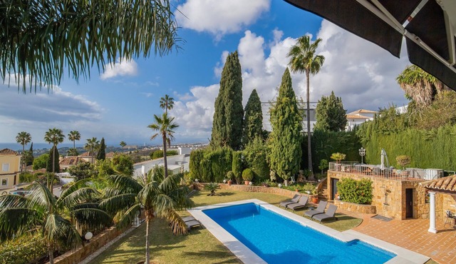 Villa 'Flores' with Sea View, Wi-Fi and Air Conditioning