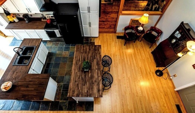 Visually stunning 3bedroom Modernized Country home with a Loft, Hot tub and Pool
