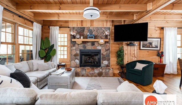 Wander Inn - Updated Log Cabin near shared beach