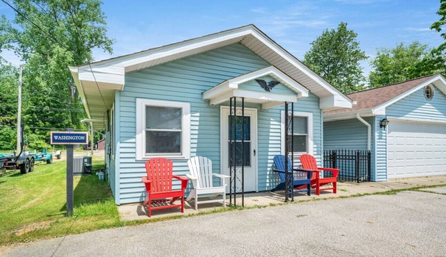 Washington Cottage by Paw Paw Lake