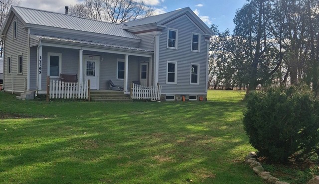 Welcoming 3-bedroom farmhouse with AC and charming open spaces near Decatur.
