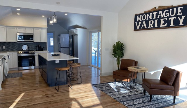 White Lake view bright newly renovated cottage