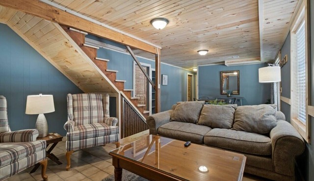 Wine Down Cottage - Near Wineries, Large Backyard