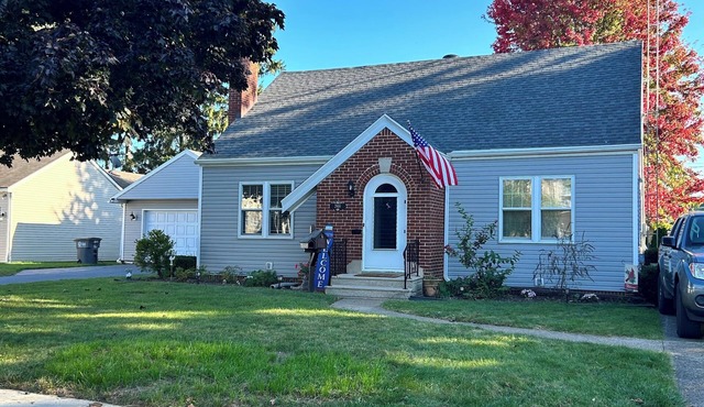 Wonderful 2 bedroom house with AC in charming Point Place. Families welcome.
