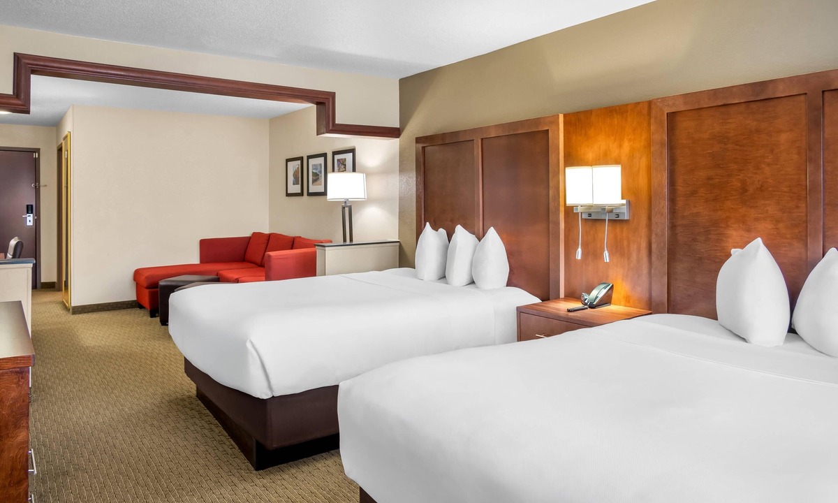 Comstock Park Hotel | Comfort Suites Grand Rapids North