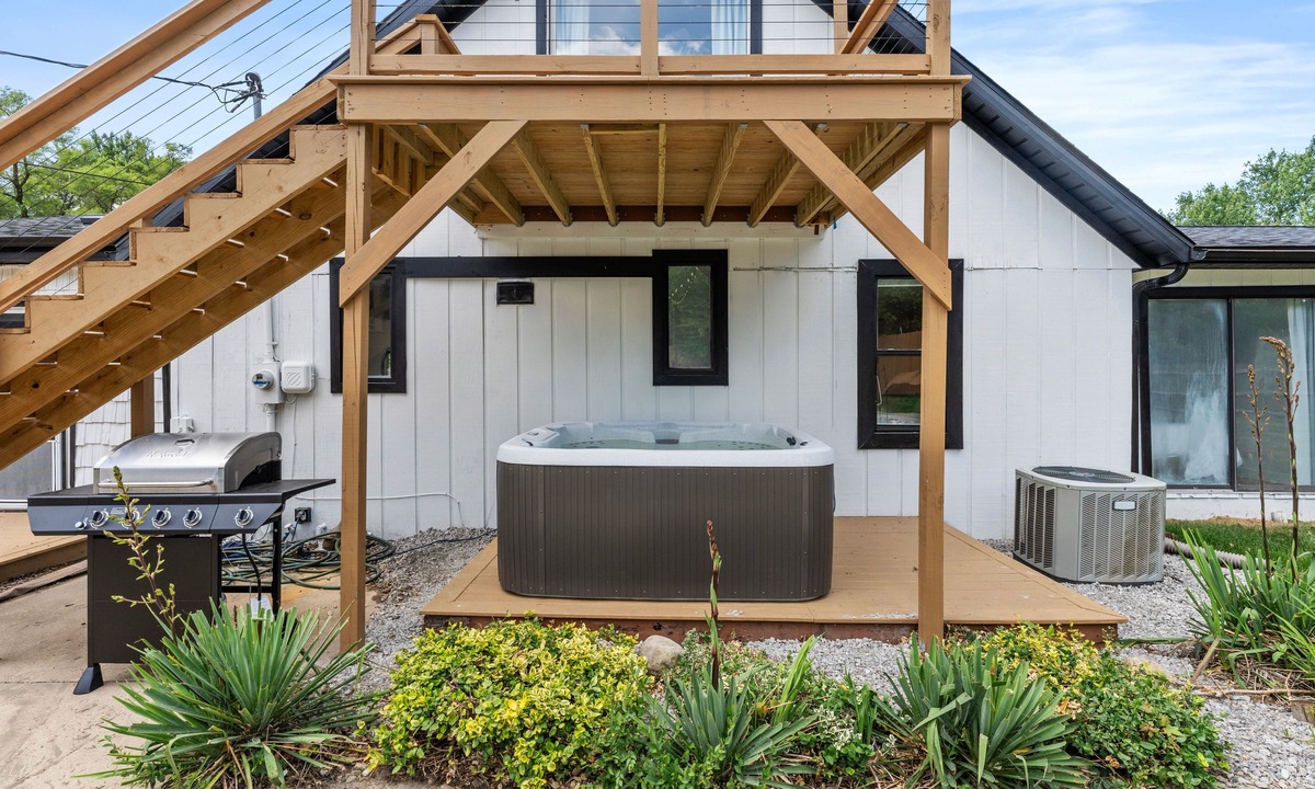 South Bend House | Pool Hot Tub 5 min to ND Coffee Bar Games