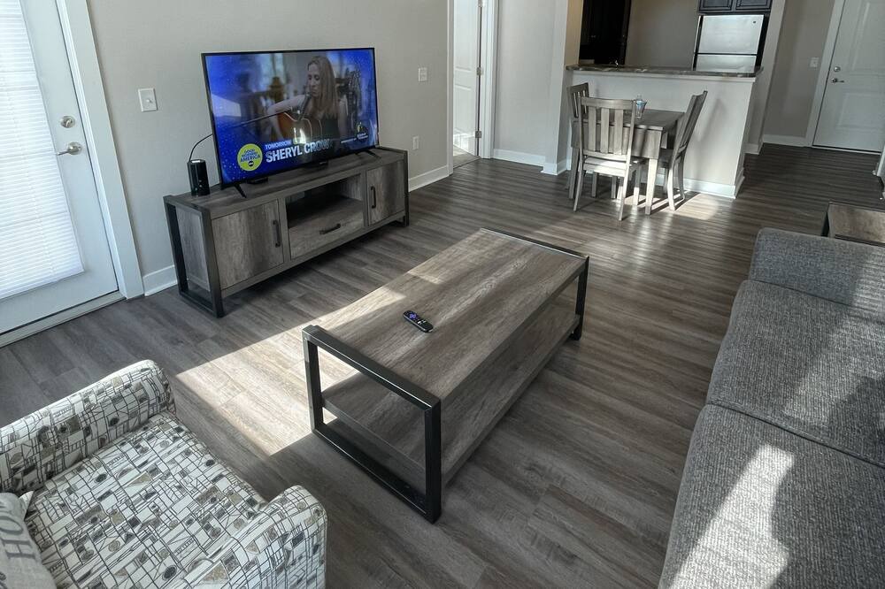 Carmel Apartment | Carmel BEAUTY! Hardwood Floors. Full kitchen. Washer/Dryer.