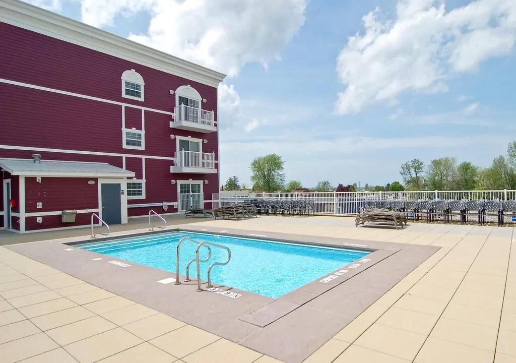 New Buffalo Condo | Downtown Condo with w/2 pools & Gym - Beach, Shops & Restaurants | Lake Time