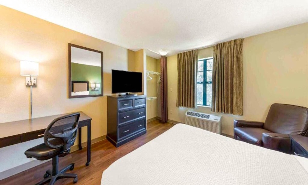 Indianapolis Apartment | 1 Queen Bed | Suite, Non-Smoking, Kitchen