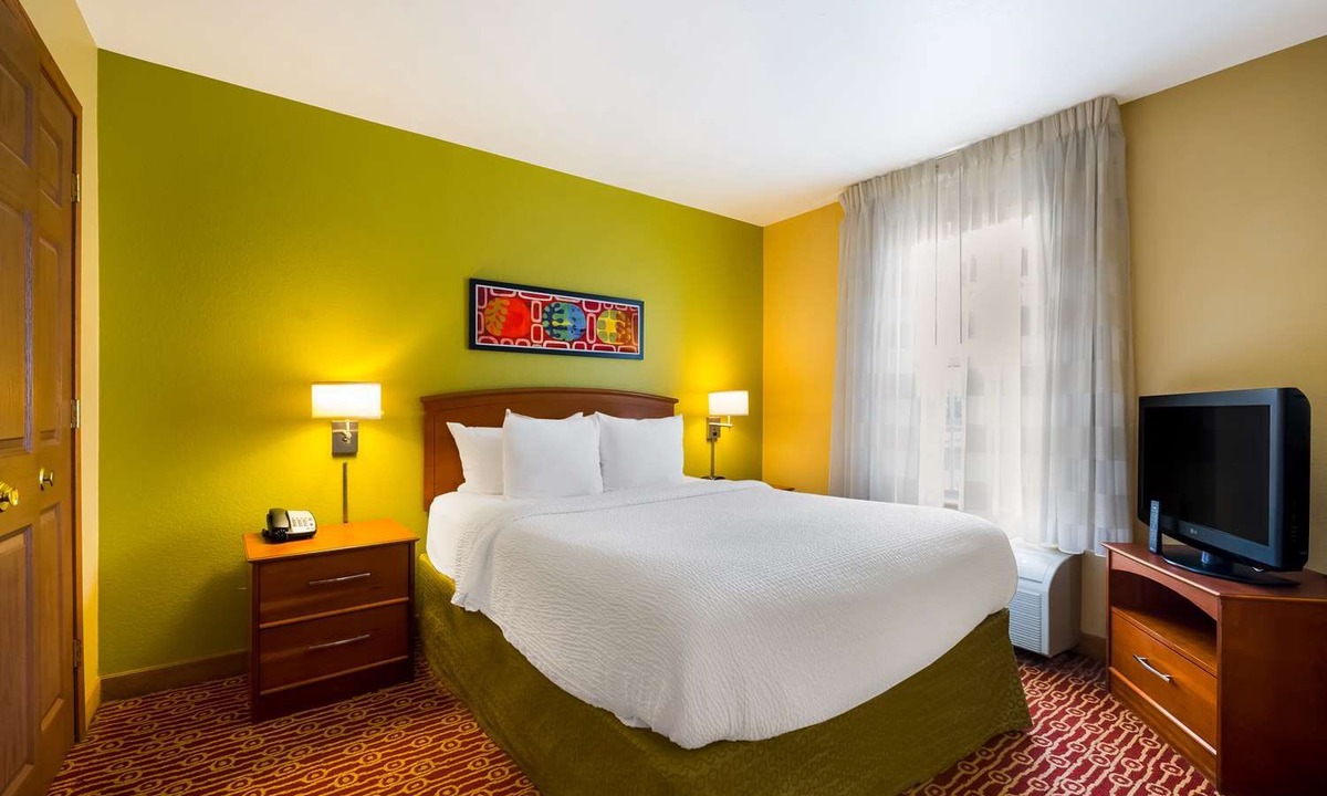 Novi Apartment | Fully Equipped Suite w/Kitchen & Outdoor Access Near Top Detroit Attractions