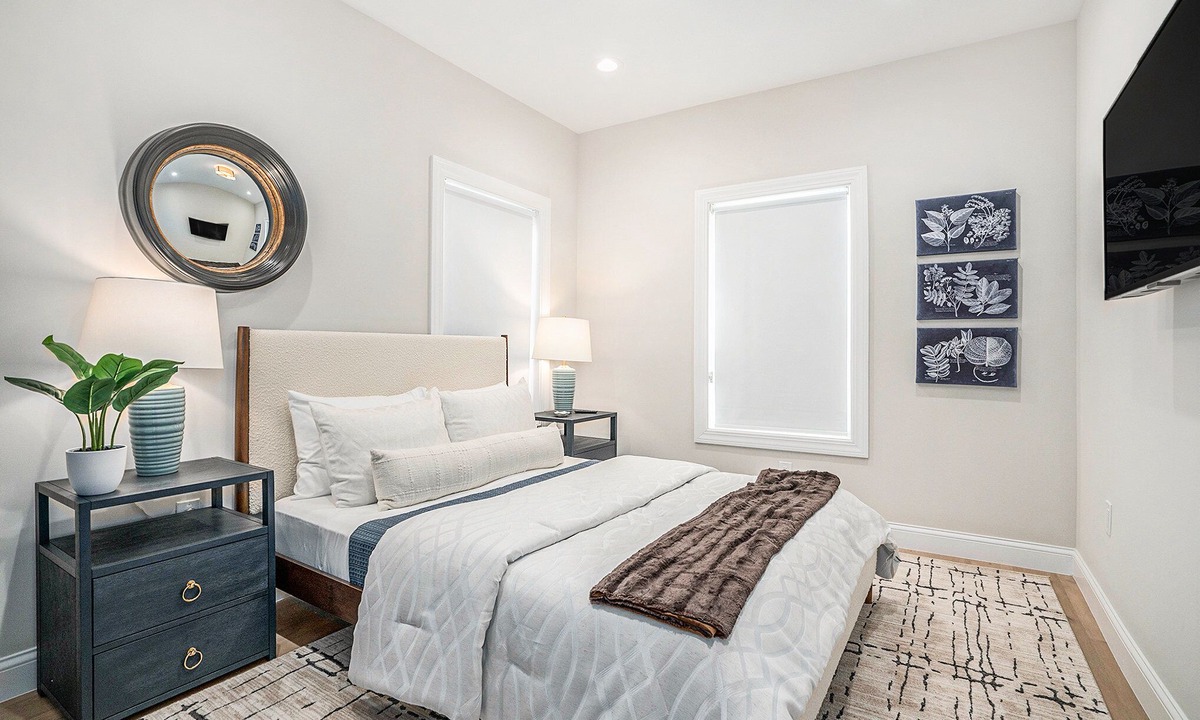 Northeast South Bend Condo | New 1st floor condo - 7 Block Walk to Notre Dame - Sleeps 8
