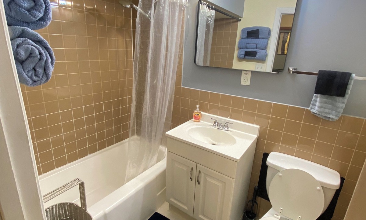 Bridgeport Apartment | 1-bedroom apartment in charming Chicago with AC and free street parking
