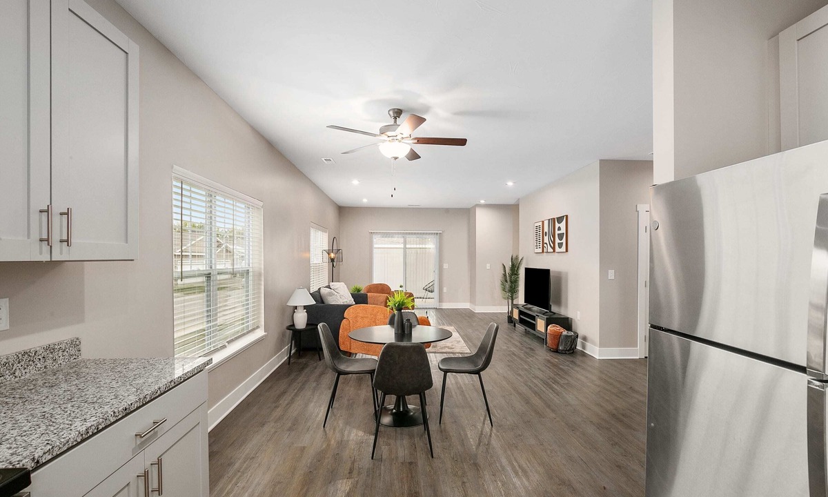 Grandville Condo | Modern New Build 4BR 4BA (2 Condos) Garage/Patio