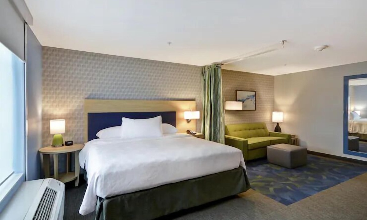 Alpine Center Hotel | 2 Pet-friendly Accommodations | FREE Breakfast! Minutes to John Ball Park Zoo
