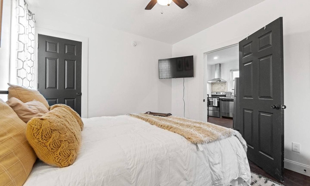 Fort Wayne Apartment | Classic Brick Apartment | Convenient Parking
