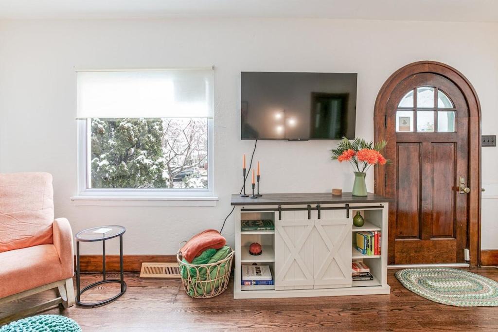 South Bend House | Stylish 3br Cozy Home 10min Drive from ND!