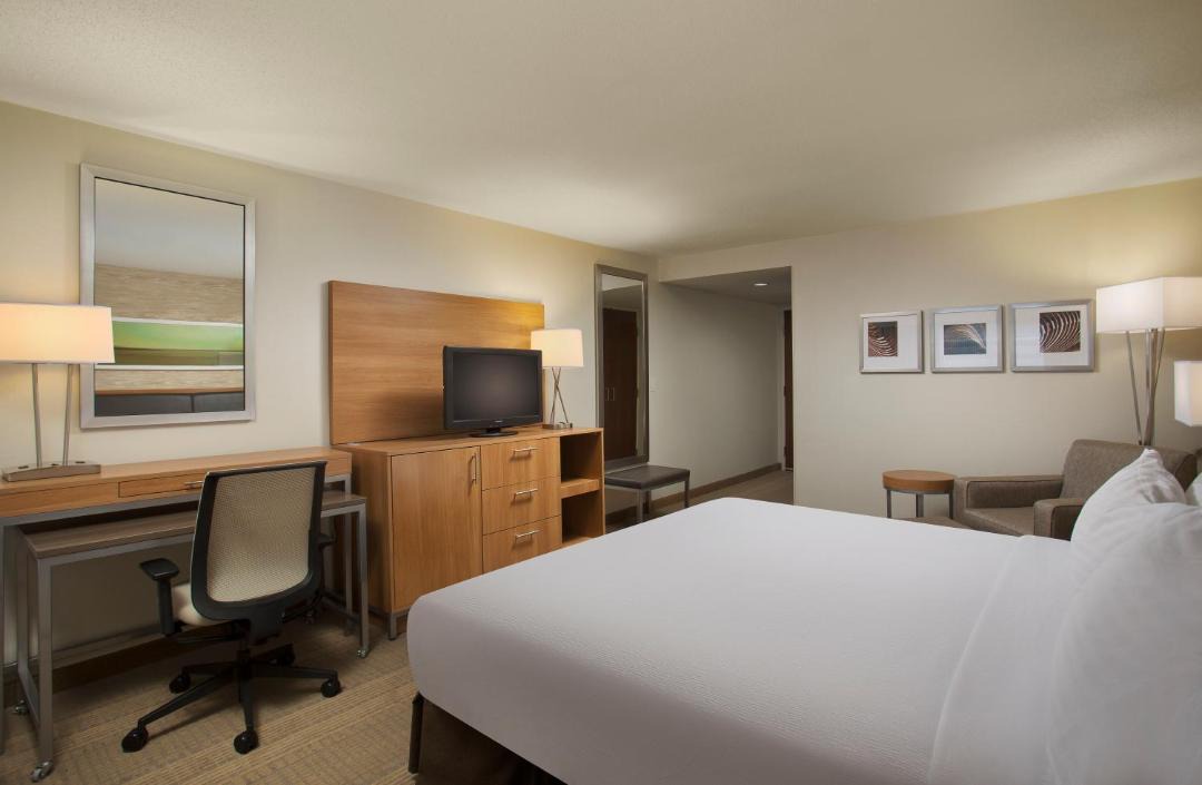 East Paris Hotel | Holiday Inn Grand Rapids-Airport by IHG