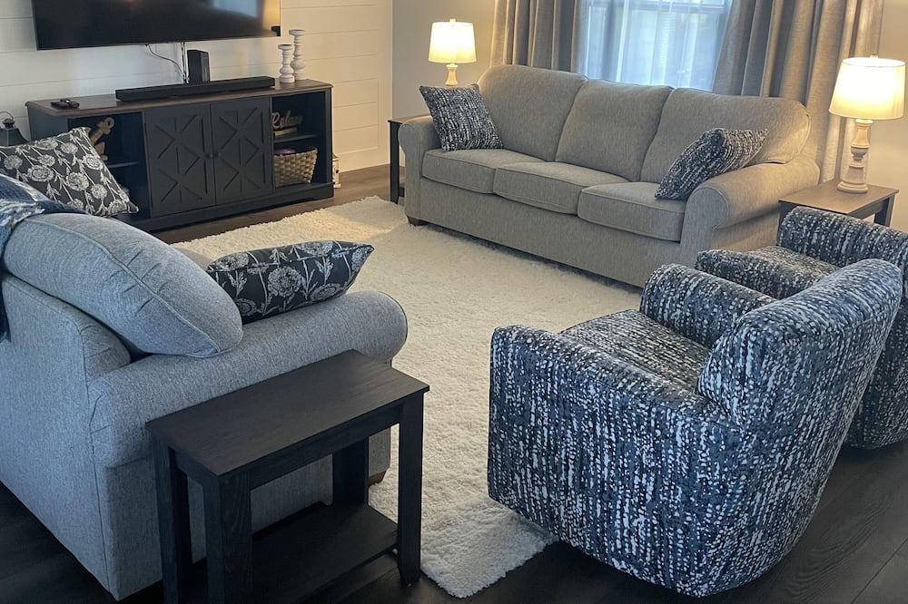 Photo of Livingroom in Enchanted Hills
