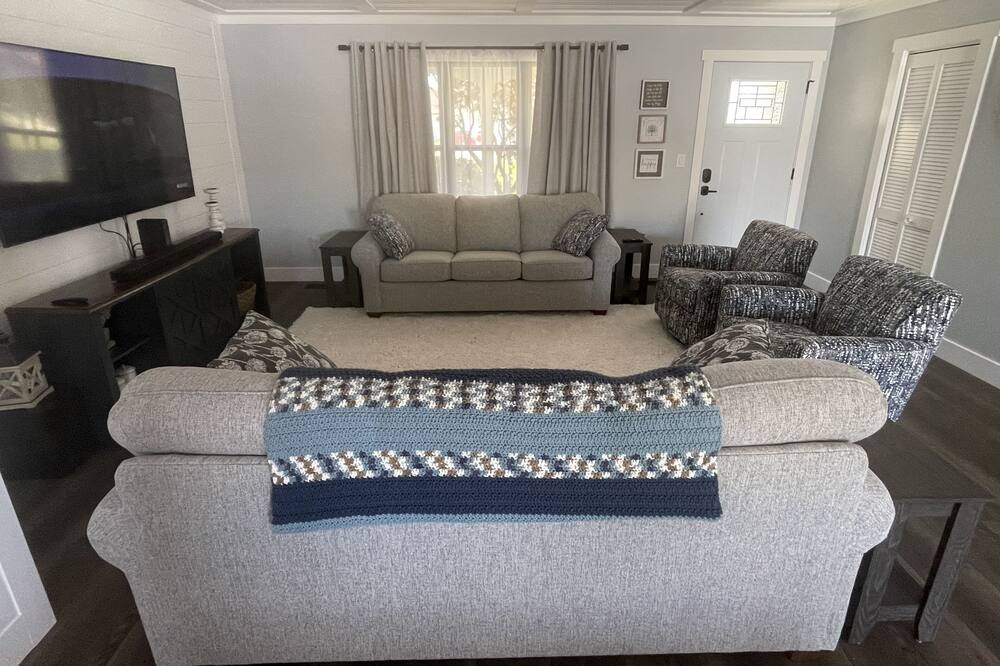 Photo of Livingroom in Enchanted Hills