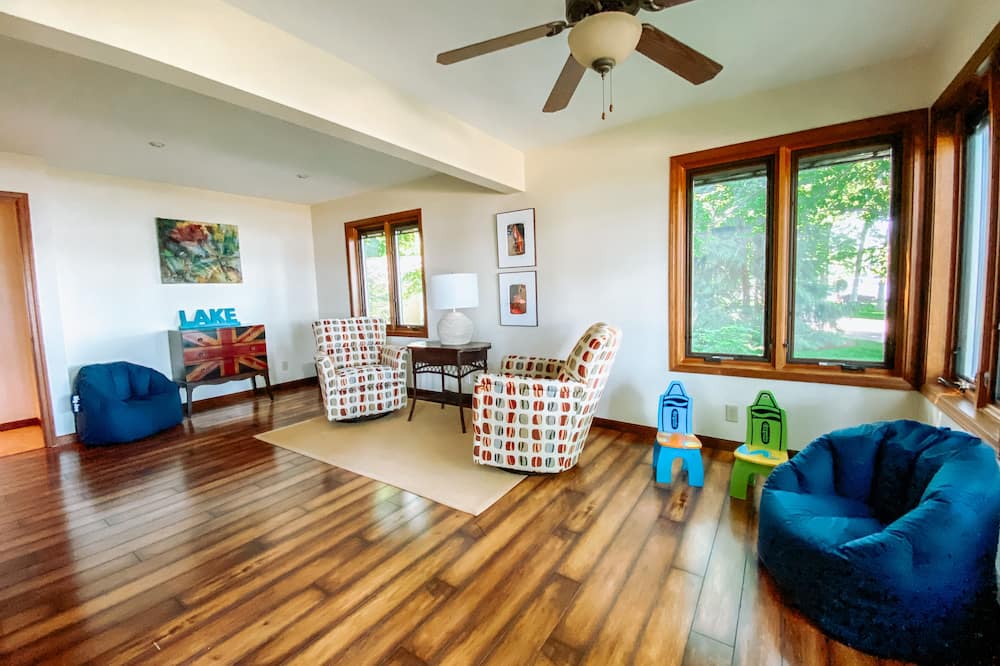 Photo of Livingroom in Winona Lake