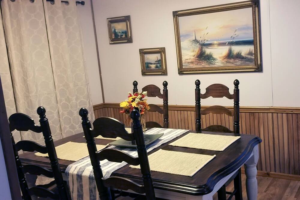 Photo of Bedroom in Niles