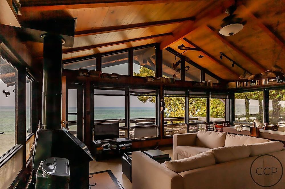Photo of Livingroom in Claybanks Township
