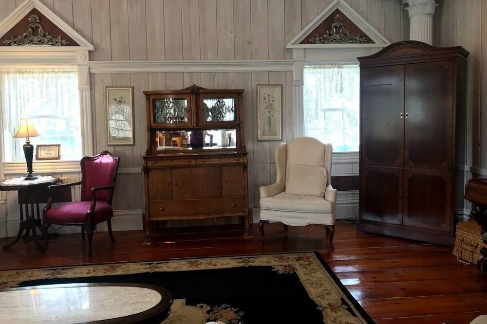 Photo of Livingroom in Ada