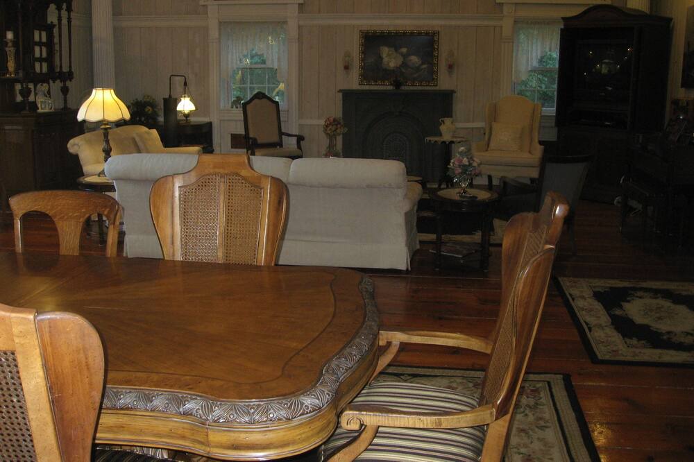 Photo of Livingroom in Ada