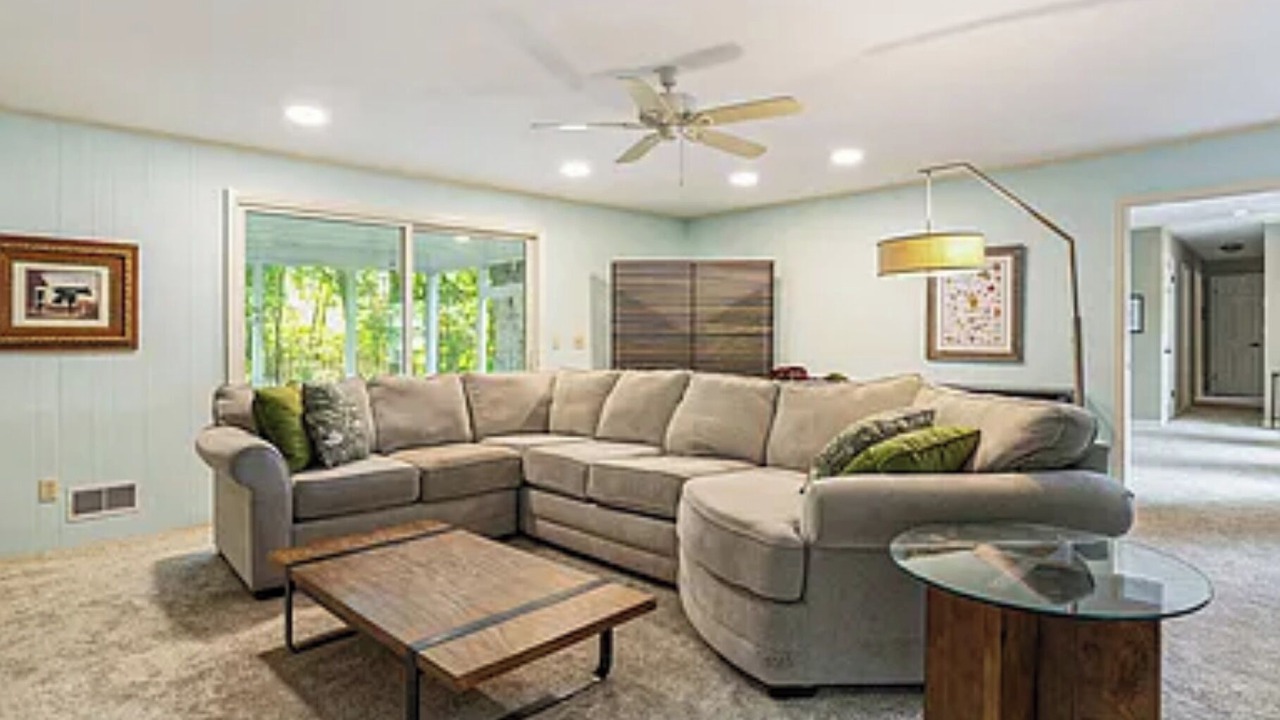 Photo of Livingroom in Reeds Lake