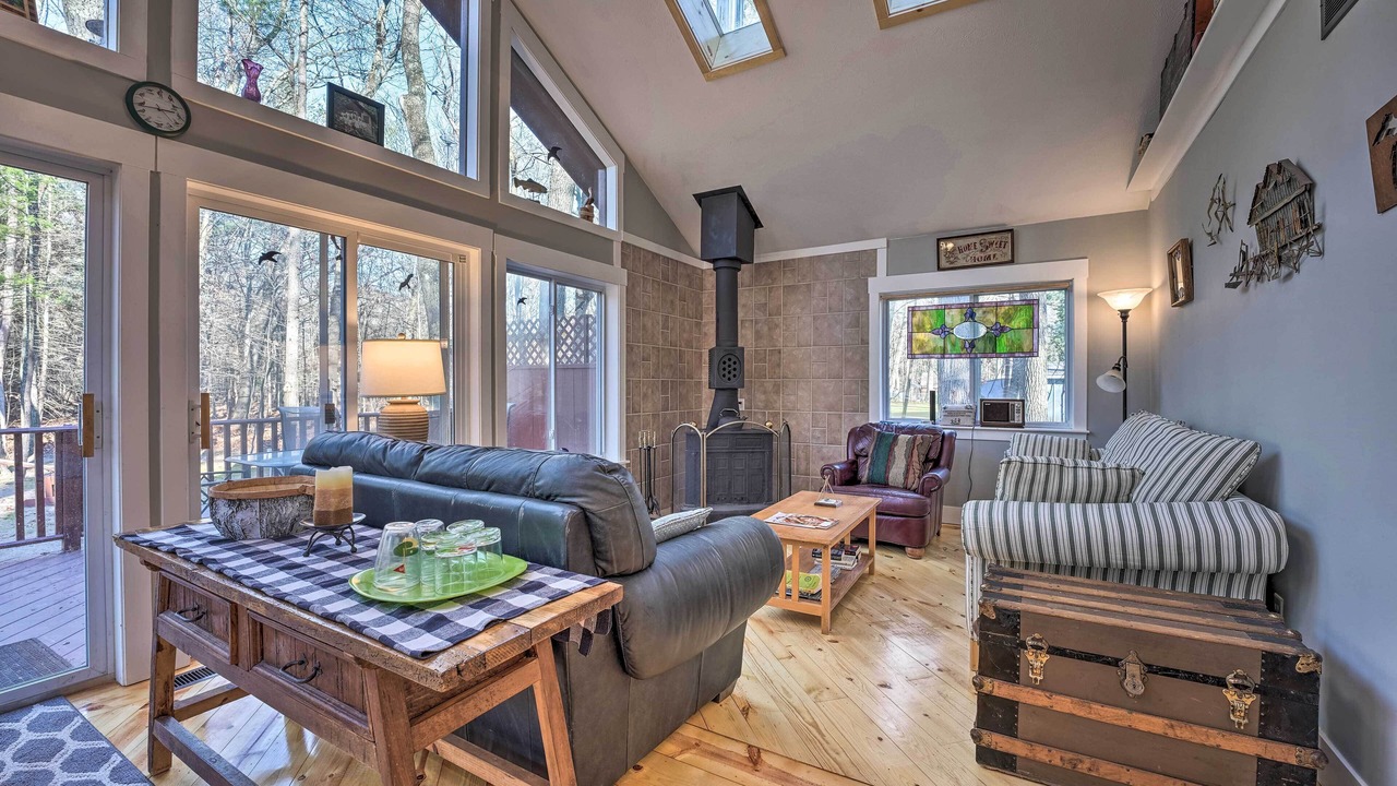 Photo of Livingroom in Montague