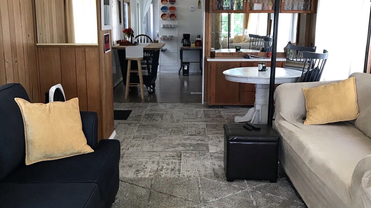 Photo of Livingroom in East Leroy