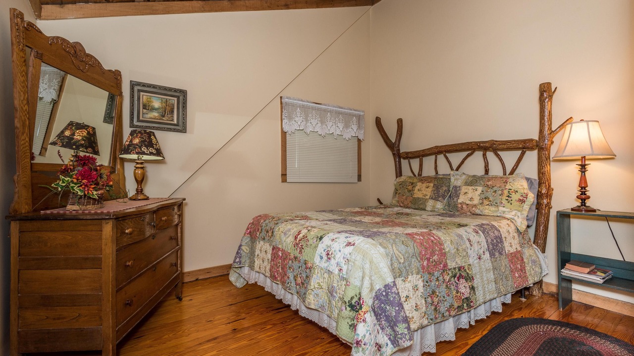 Photo of Bedroom in Helmsburg