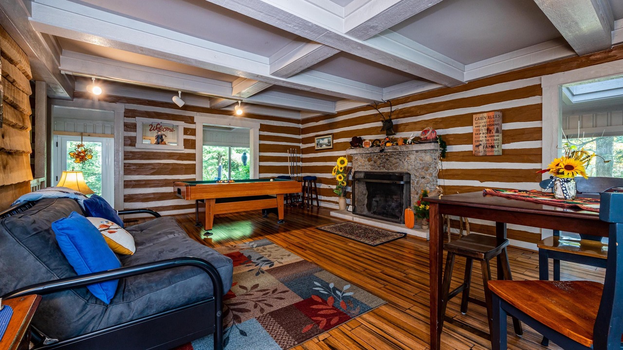Photo of Livingroom in Helmsburg