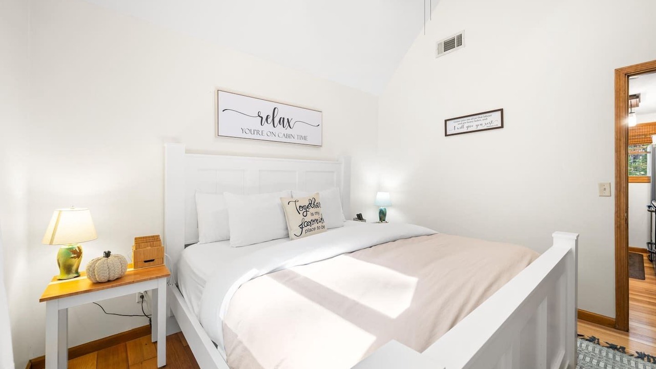 Photo of Bedroom in Helmsburg