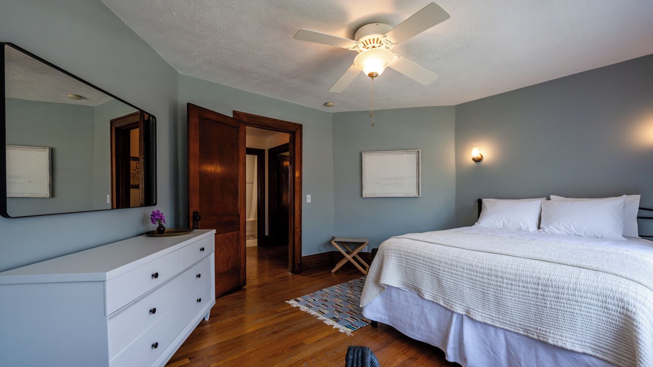 Photo of Bedroom in Lakeside