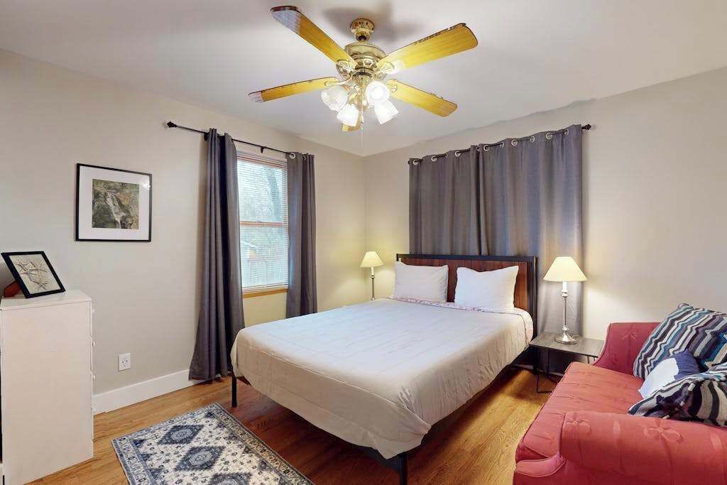 Photo of Bedroom in Lakeside
