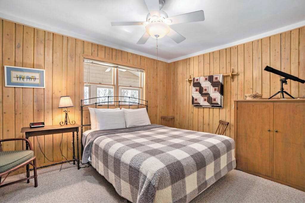 Photo of Bedroom in Glenn Haven Shores