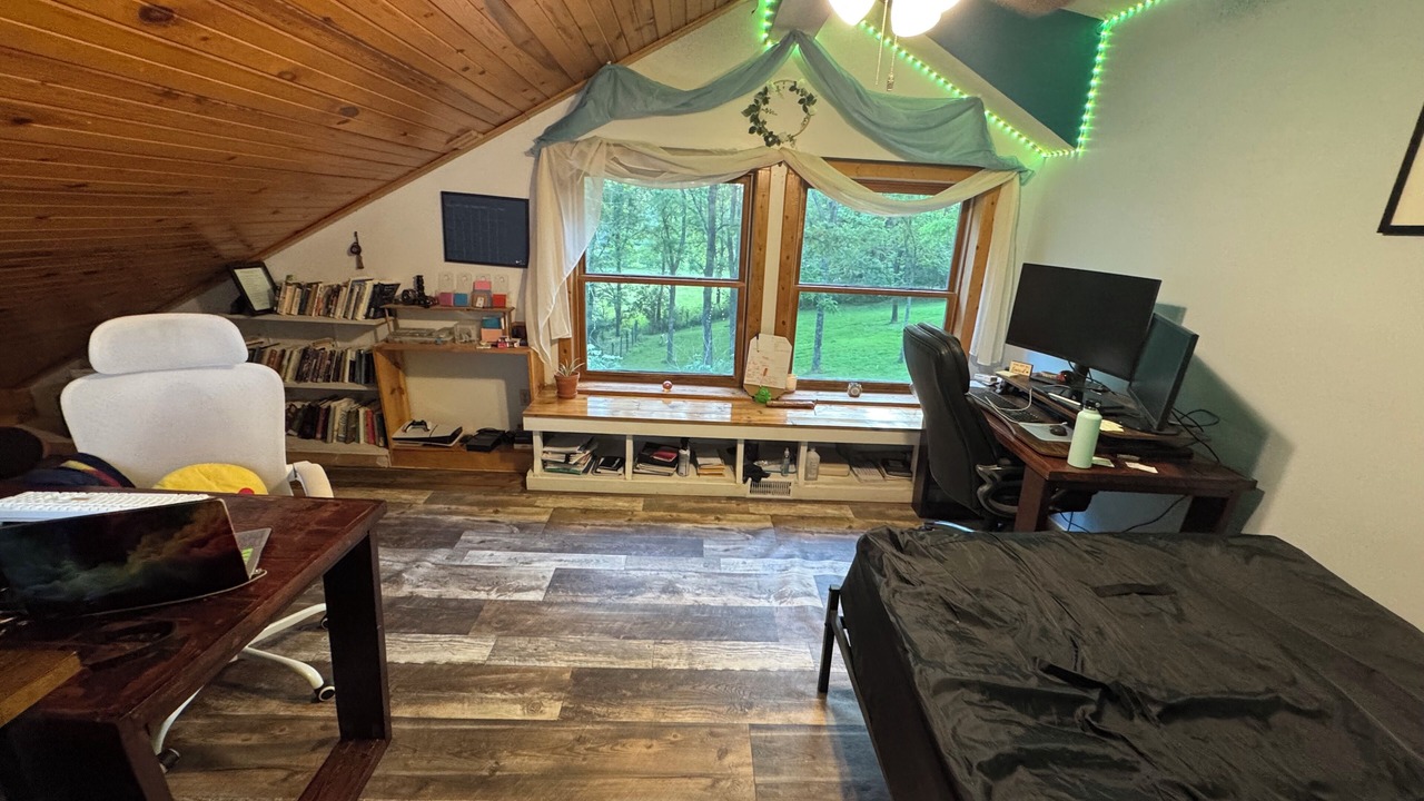 Photo of Bedroom in Helmsburg