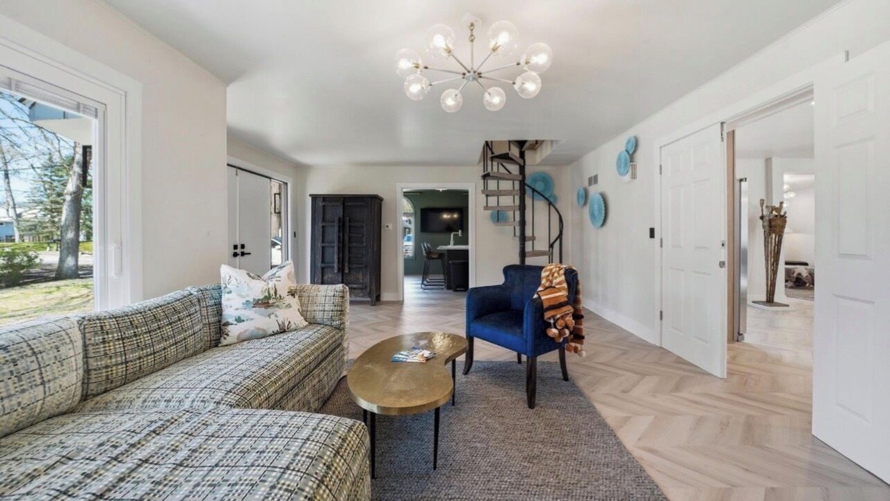 Photo of Livingroom in Grand Beach