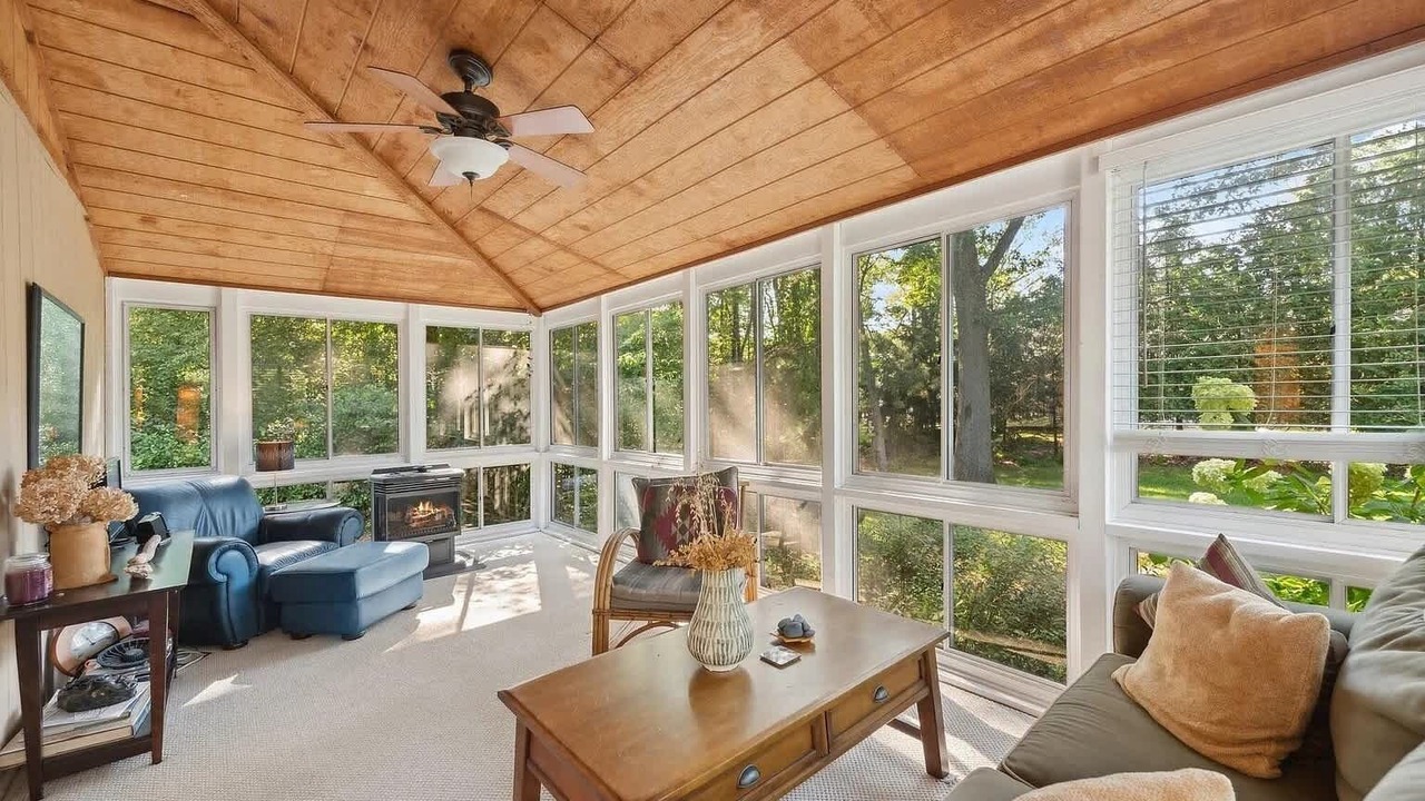Photo of Livingroom in Grand Beach
