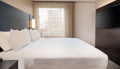 Suite, 1 King Bed with Sofa bed, City View (Hearing Accessible)