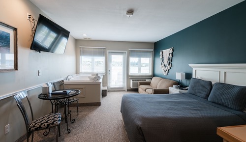 Deluxe Room, 1 Queen Bed with Sofa bed, Kitchenette, Lake View