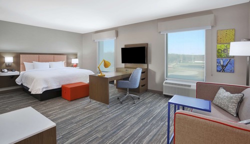 Studio, 1 King Bed, Refrigerator & Microwave (Wet bar)